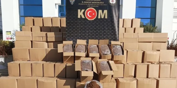 Osman Gazi Köprüsü’nde durulan kamyonda tonlarca tütün yakalandı