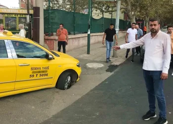 Ticari taksi çukura düştü, şoför isyan etti