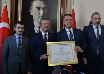 CHP Genel Başkanı Özgür Özel mazbatasını aldı