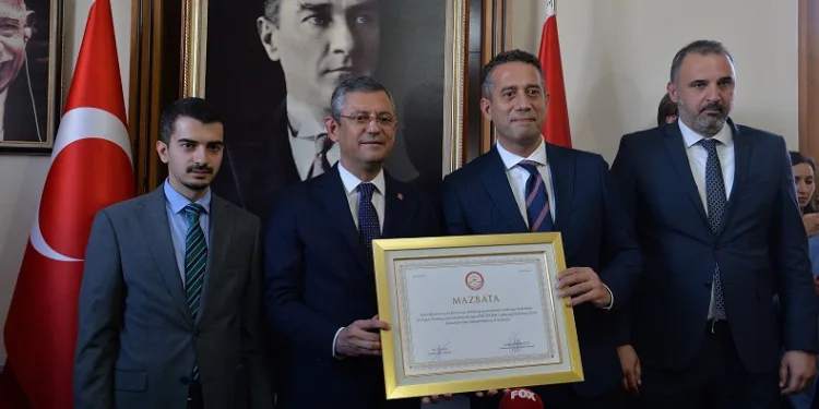 CHP Genel Başkanı Özgür Özel mazbatasını aldı