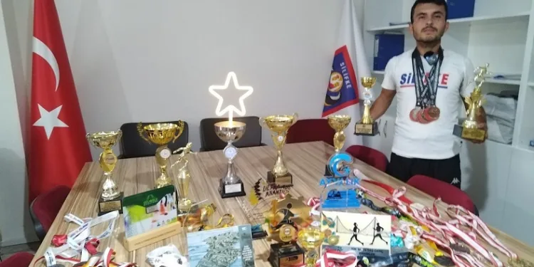 21 yaşındaki Atlet Okan Yumuk, başarıdan başarıya koşuyor