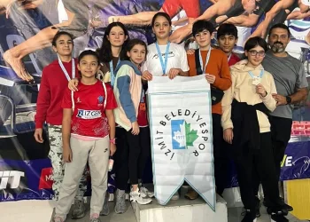 İzmitli yüzücülerden yeni başarı
