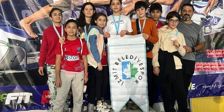 İzmitli yüzücülerden yeni başarı