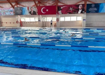 Sporcular şampiyon olmak için kulaç attı
