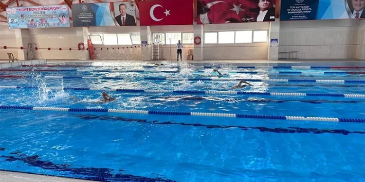 Sporcular şampiyon olmak için kulaç attı