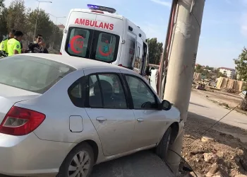 Otomobil elektrik direğine çarptı