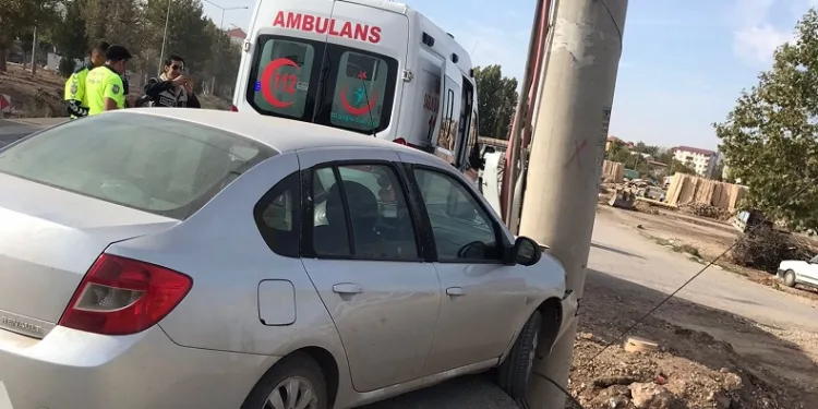 Otomobil elektrik direğine çarptı