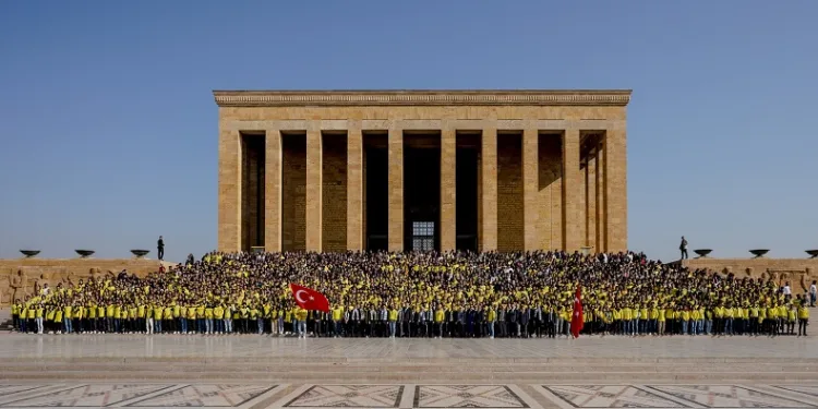 Fenerbahçeli taraftarlar Anıtkabir’i ziyaret etti