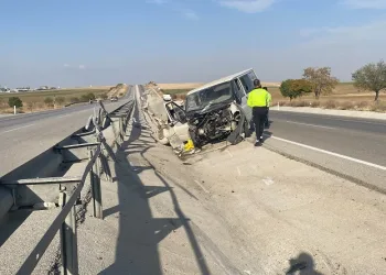 Kontrolden çıkan minibüs demir bariyerlere çarptı