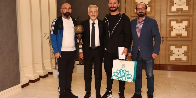 Şampiyonluk sevinçlerini Başkan Erdem’le paylaştılar