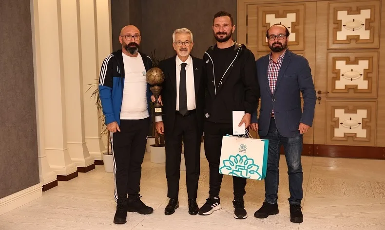 Şampiyonluk sevinçlerini Başkan Erdem’le paylaştılar