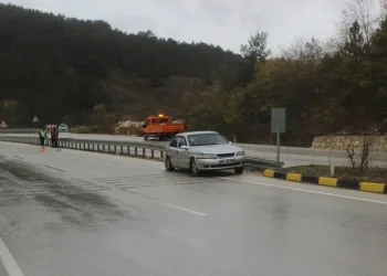 Virajı alamayan otomobil bariyerlere çarptı