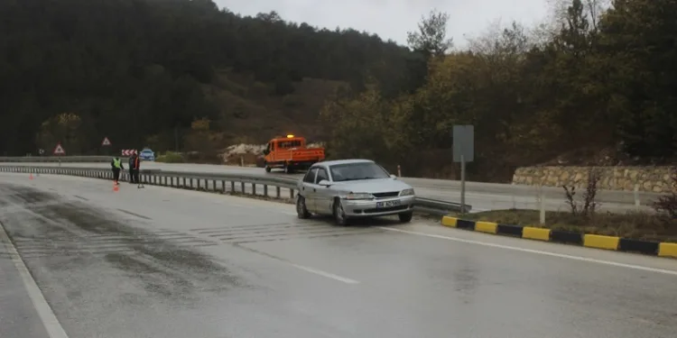 Virajı alamayan otomobil bariyerlere çarptı
