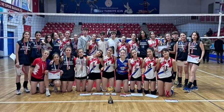 Okul sporlarında gençler mücadelesi sürüyor