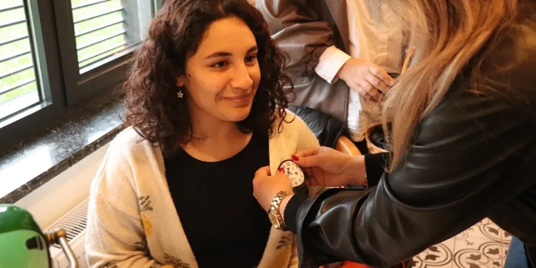 Öğrencilere Atatürk rozeti taktılar