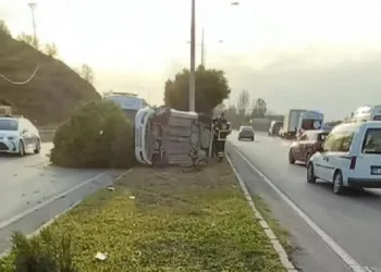 Kontrolden çıkan otomobil refüje devrildi