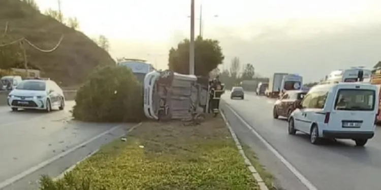 Kontrolden çıkan otomobil refüje devrildi