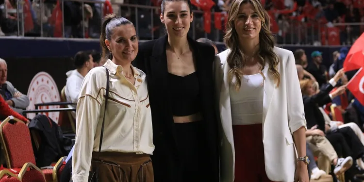 Efsane sporcular milli maçta basketbola veda etti