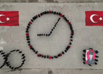 Öğrencilerden 10 Kasım koreografisi