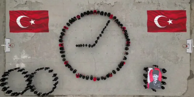 Öğrencilerden 10 Kasım koreografisi