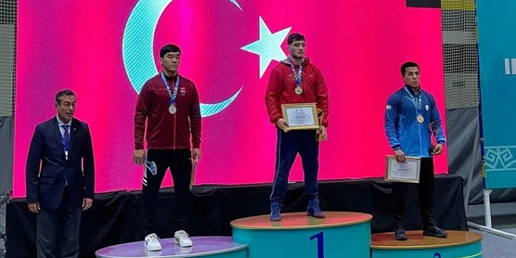 Sakarya Büyükşehir sporcusundan Kazakistan’da Milli gurur