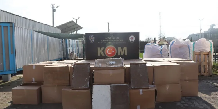 Otoyolda durdurulan tırdan kolilerce kaçak sigara çıktı