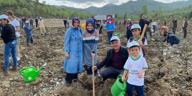 Köyceğiz’de binlerce fidan toprakla buluştu