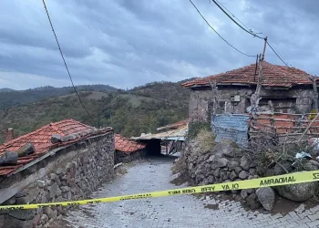 Uçan çatının altında kalan şahıs hayatını kaybetti