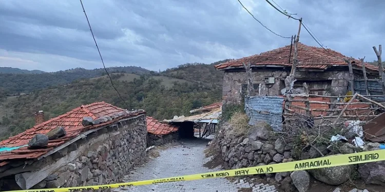 Uçan çatının altında kalan şahıs hayatını kaybetti