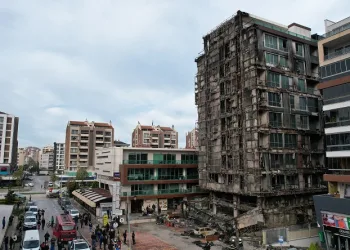 Yanan iş merkezinin bilançosu günün ilk ışıklarıyla ortaya çıktı