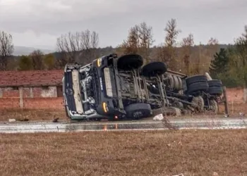 Yoldan çıkan kamyon devrildi, sürücü burnu bile kanamadan kurtuldu