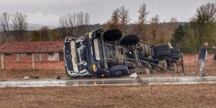Yoldan çıkan kamyon devrildi, sürücü burnu bile kanamadan kurtuldu
