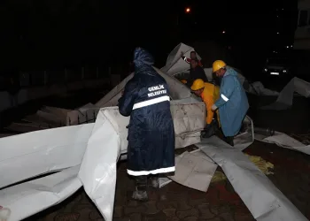 Bursa’da çatısı uçan okula anında müdahale