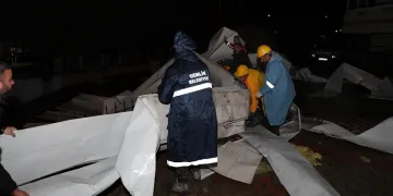 Bursa’da çatısı uçan okula anında müdahale