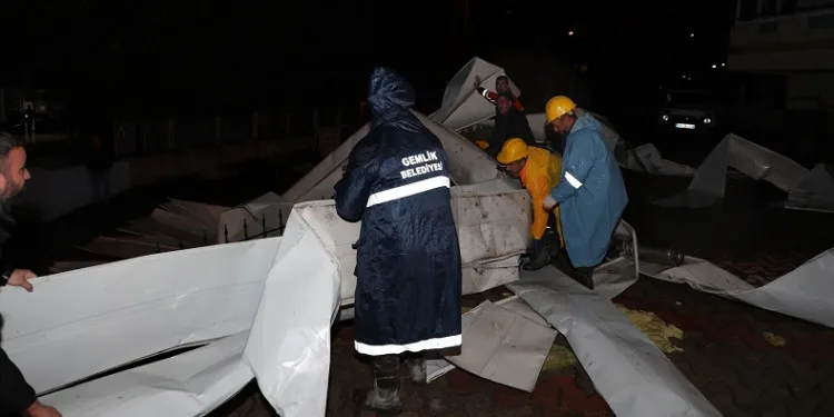 Bursa’da çatısı uçan okula anında müdahale