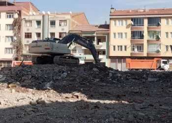 Malatya’da ağır hasarlı binaların yıkımı sürüyor