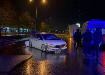 Bursa’da bariyerlere çarpan otomobilde 5 kişi yaralandı