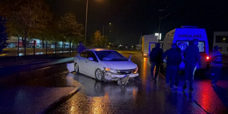 Bursa’da bariyerlere çarpan otomobilde 5 kişi yaralandı