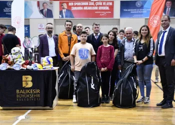 Burhaniye’de ortaokul ve liselere malzeme desteği