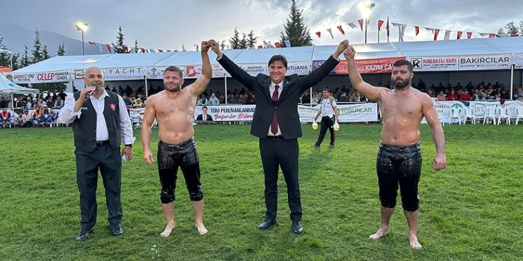 Fethiye’de yağlı güreşlerin kazananı Mustafa Batu oldu