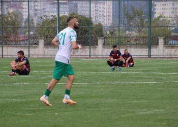 Hakemin kararını beğenmeyen futbolcular oturma eylemi yaptı