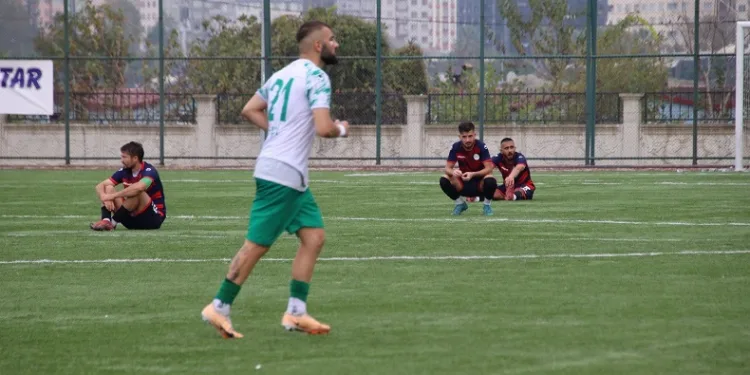 Hakemin kararını beğenmeyen futbolcular oturma eylemi yaptı