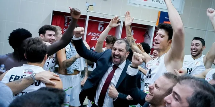 Aliağa Petkimspor, zirveye oynuyor