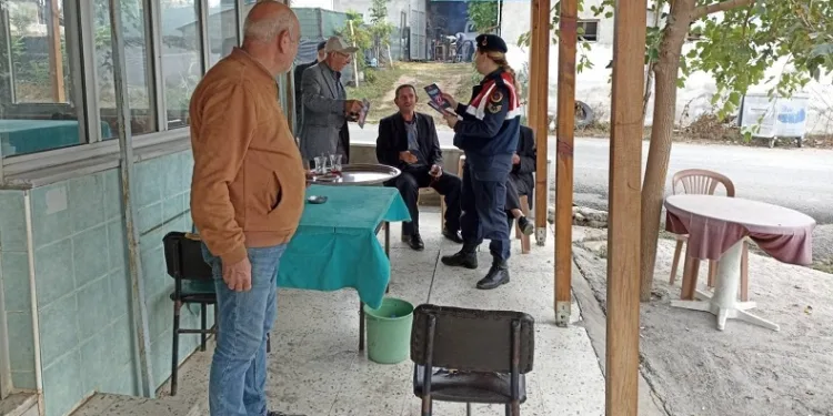 Edirne jandarması vatandaşları aile içi şiddete karşı bilgilendirdi