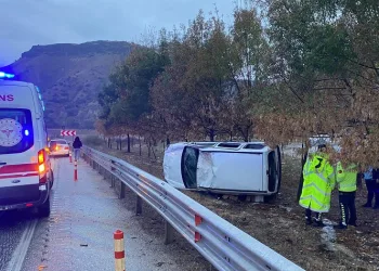 Bariyerlere çarpan araç yan yattı