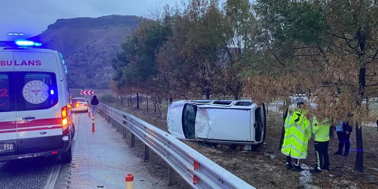 Bariyerlere çarpan araç yan yattı