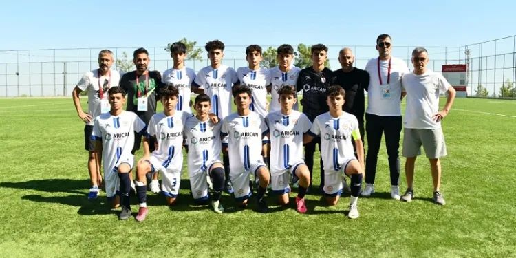 Yenişehir Belediyesi U16 Futbol Takımı namağlup lider