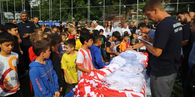 Antalya Büyükşehir Futbol Akademisi başladı