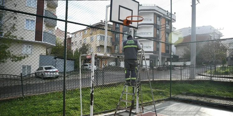 Spor sahaları bakımdan geçiyor
