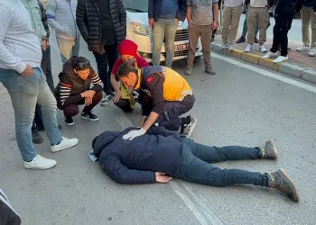 Motosikletle yayaya çarptı: 2 yaralı